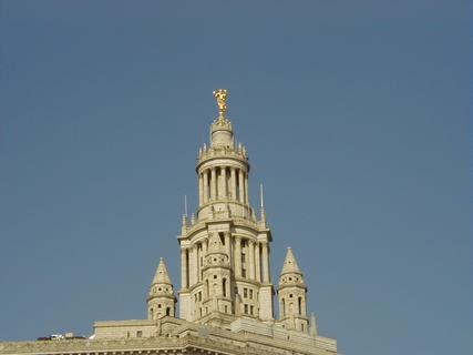 Municipal Building with gold statue on top from Brooklyn Bridge<br>Location: <a href="https://www.google.com/maps/search/?api=1&query=40.71072,-74.00256" target="_new">Brooklyn Bridge</a>